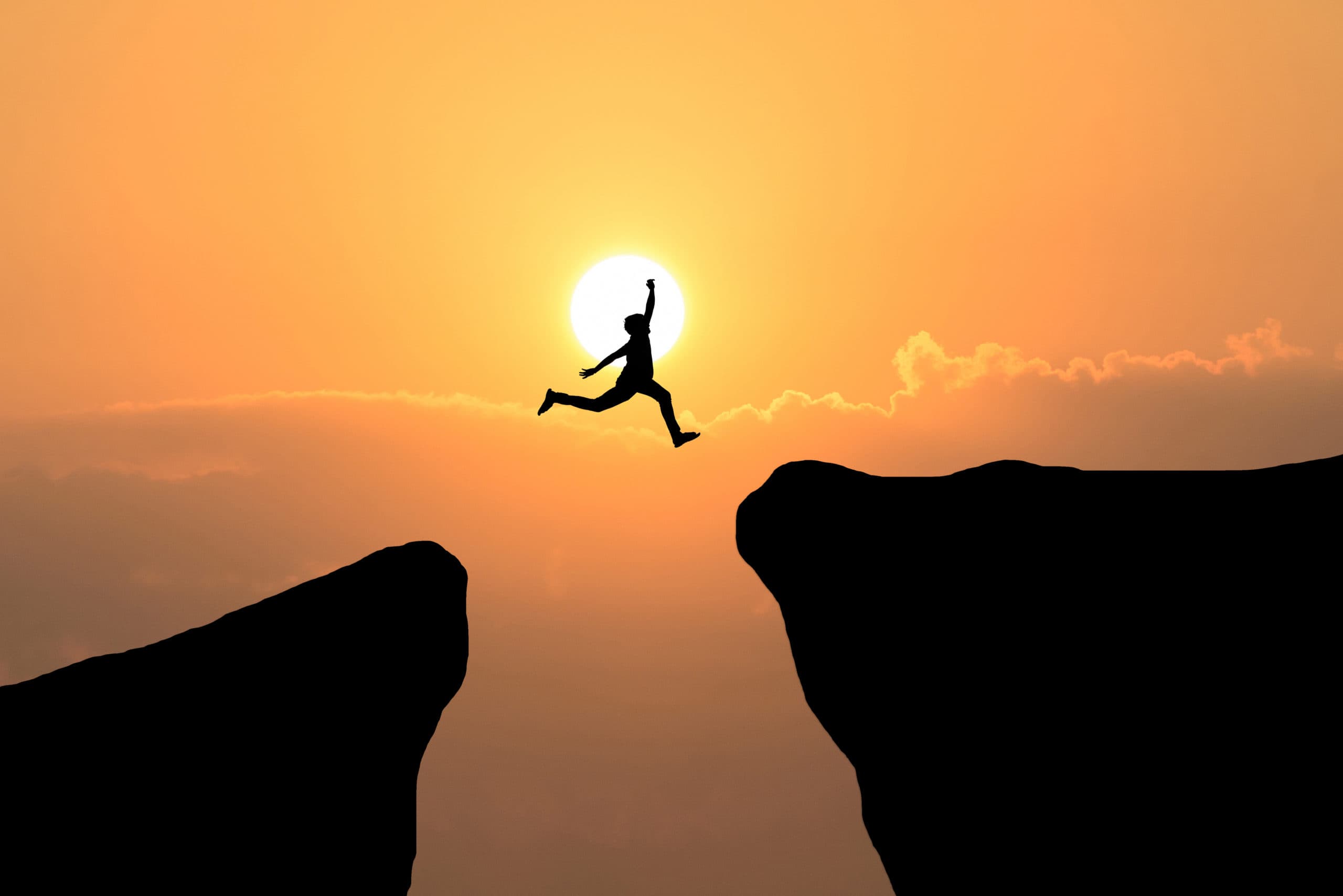 Courage man jump through the gap between hill ,Business concept Coaching Scolaire - Cécile Pradier - Les chemins de la réussite