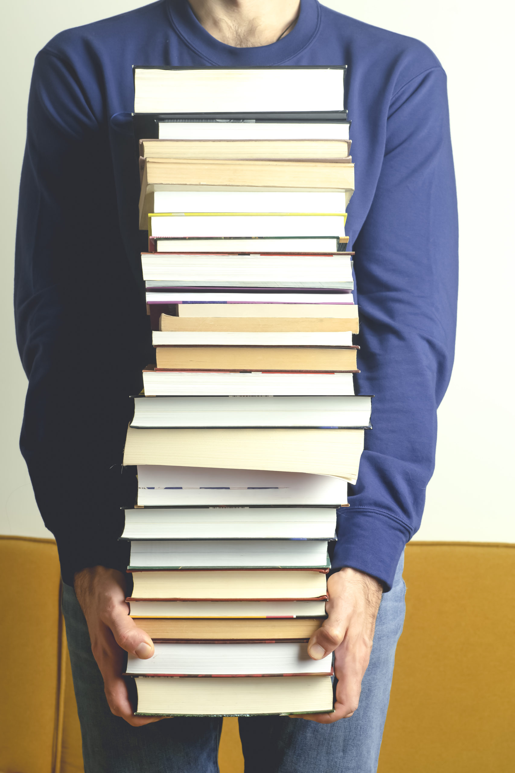 Student with books on a school background. Education, reading an Coaching Scolaire - Cécile Pradier - Les chemins de la réussite
